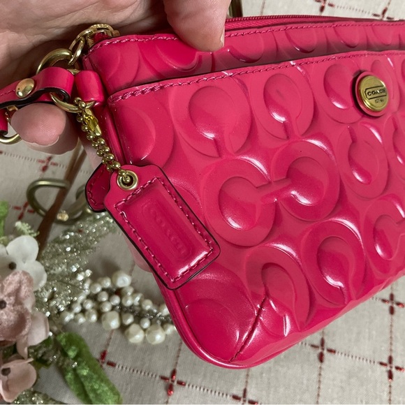 COACH Peyton Signature Embossed Patent Leather Hot Pink Lg Wristlet Clutch Auth - Picture 5 of 11